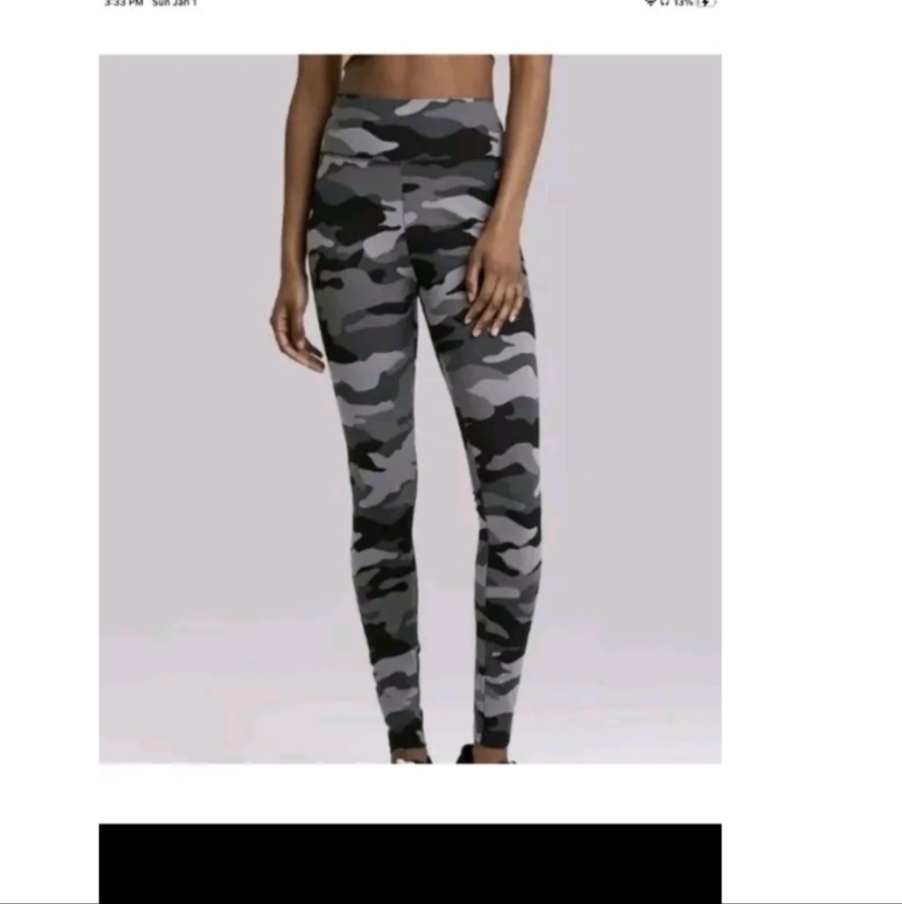Wild Fable Womens camouflage grey/black leggings NWT sz L